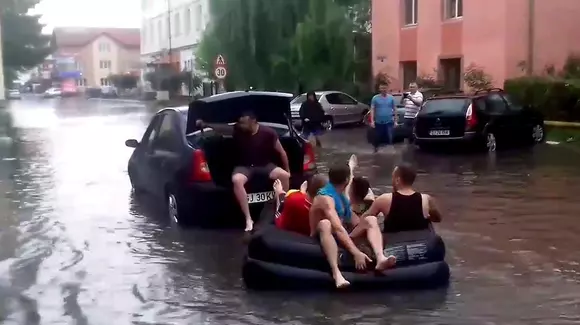 Cu barca trasă de mașină, în Tg. Jiu. Metodă inedită de protest după ploaia torențială de duminică