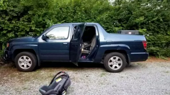 O fetiță de 1 an a murit după ce tatăl ei a uitat-o, o zi întreagă, în mașină