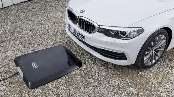 BMW 530e iPerformance poate fi comandat cu opţiunea BMW Wireless Charging