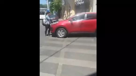 Ce a pățit bărbatul care a luat un tânăr pe capotă pe trecerea de pietoni | VIDEO