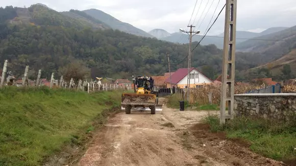 Care sunt județele cu cei mai mulți kilometri de drumuri de pământ?