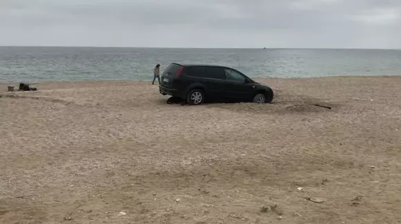 Amendă-record! Câți bani va scoate din buzunar un tânăr care a intrat cu mașina pe plajă