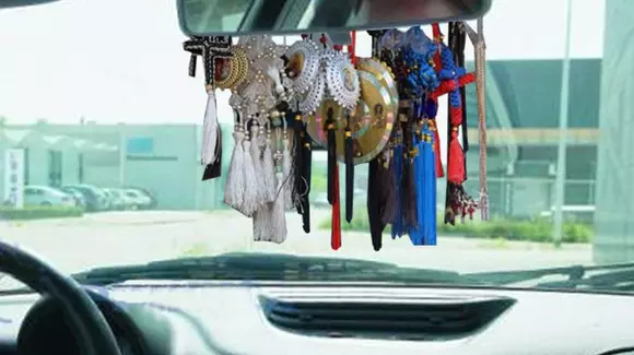 Șoferii care au cruciuliţe, CD-uri și icoane în parbriz pot fi amendați și pot rămâne fără talon