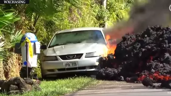 O mașină este înghițită de lava unui vulcan | VIDEO