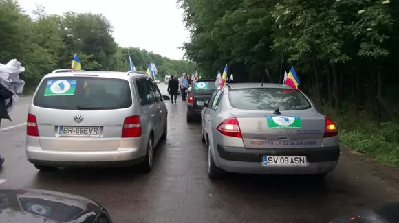 Marșul pentru autostrăzi pornit din Moldova a fost blocat în Piața Victoriei