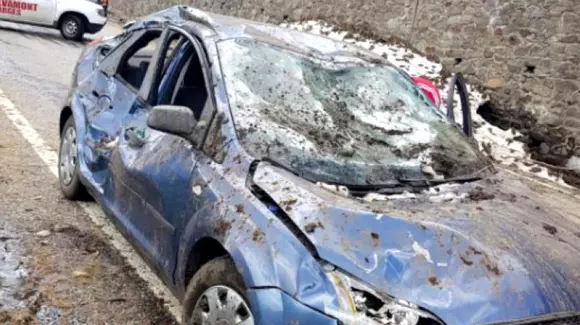 Mașini surprinse de avalanșă, în Piatra Craiului. Au ajuns sub tone de zăpadă și pământ