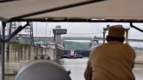 Detaliile unei ecluzări cu o navă militară la Porţile de Fier I