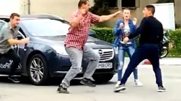 Șoferul s-a luat la bătaie cu pietonul, în Târgu Jiu. De la ce a pornit scandalul în trafic (Video)