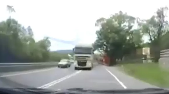 Momentul care se putea încheia tragic! Cum a decis un tirist să abordeze o depășire | VIDEO