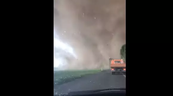 Tornadă în Germania. Cum se vede de la volanul unui automobil? | VIDEO