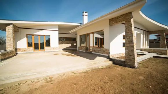 Cât costă o vilă în cea mai exclusivistă zonă de la marginea Bucureștiului? Este ideală dacă vrei un stil de viață activ pentru familia ta