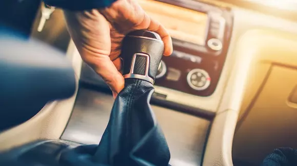 Ești mereu în viteză? 5 greșeli pe care le faci cu cea mai uzată parte a mașinii tale