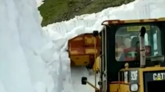 Zăpadă pe Transfăgărășan la sfârșit de mai. Drumarii curăță munții de omăt