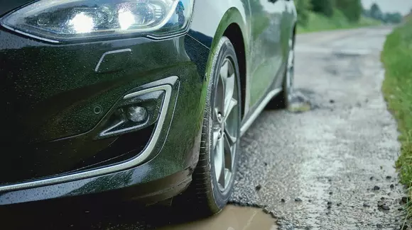 Noul Ford Focus are un sistem care detectează gropile