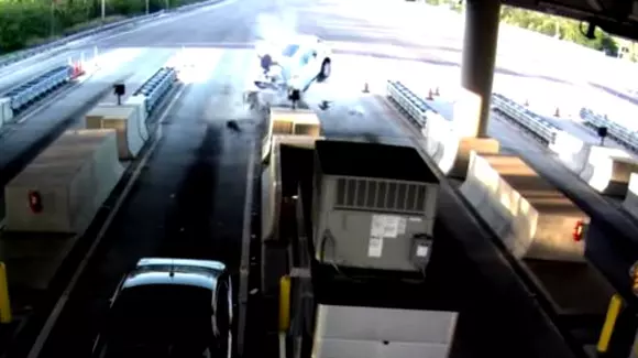 Pasagerul unei mașini a fost aruncat 20 de metri prin aer în urma unui accident (Video)