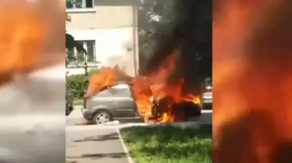 Mașină în mers, cuprinsă de flăcări uriașe