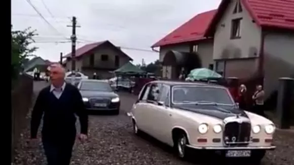 Preoții de rang înalt din Suceava au mers cu o maşină de colecţie la slujbă (Video)