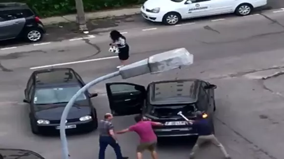 Un bărbat a smuls un indicator metalic şi a distrus o maşină, ameninţându-l pe şofer