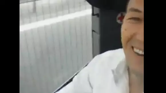 Un șofer de autocar face live la volan, în timp ce pasagerii dansează pe manele (Video)