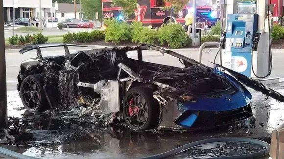 Un Lamborghini Huracan distrus la benzinărie din neatenția unui alt șofer