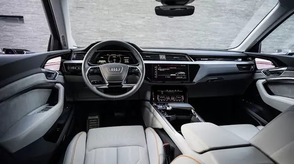 Audi e-tron va fi prima mașină de serie fără oglinzi laterale