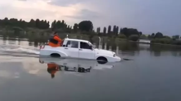 VIDEO: Papuc la apă! Dacia amfibie modificată de studenți