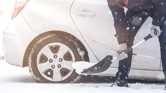Kit de supravieţuire pe şosele: 6 lucruri esenţiale pe care să le ai la tine când pleci la drum pe vreme rea