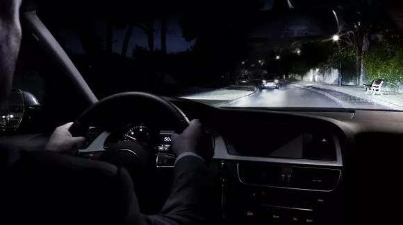 (P) De ce se recomandă înlocuirea becurilor auto în perechi?