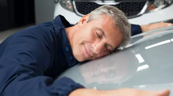 Majoritatea șoferilor își consideră mașina un membru al familiei și chiar vorbesc cu ea