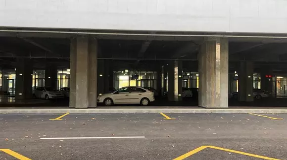 Șoferii evită Terminalul Străulești din cauza tarifului. Tot pe trotuar se parchează