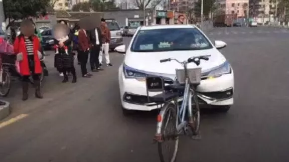Legile fizicii nu se aplică în China: o mașină a fost distrusă de o bicicletă