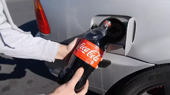 VIDEO: Ce se întâmplă dacă torni Coca-Cola în rezervorul mașinii