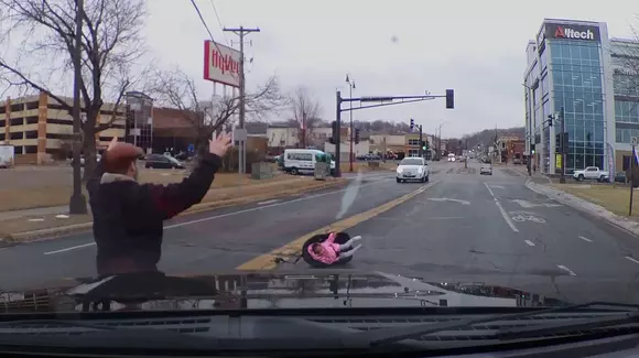 Filmat cu camera de bord: un copil a căzut din mașină în mijlocul străzii, cu tot cu scaun