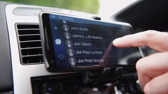 Acest sistem multimedia îți transformă smartphone-ul în display auto