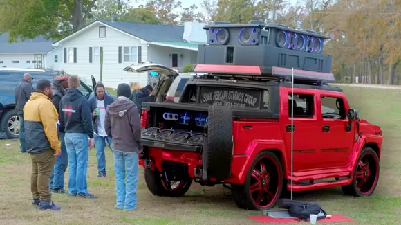 Club pe roți: boxele acestui Hummer se aud de la 5 km distanță