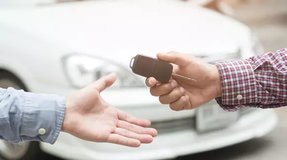 6 întrebări pe care ar trebui să le pui înainte să îți cumperi o mașină la mâna a doua