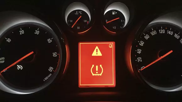 Sondaj: șoferii tineri nu știu ce reprezintă acest martor de bord