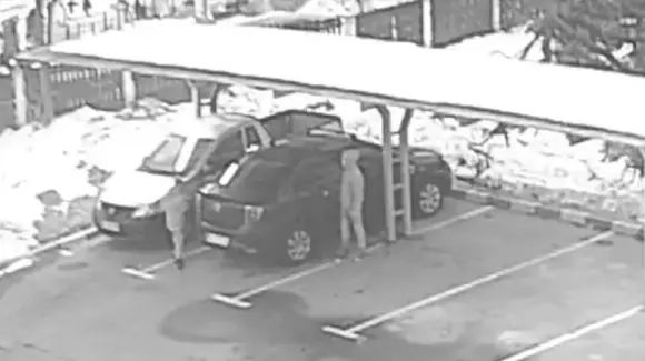 Peste 40 de mașini, vandalizate de doi copii. Cine plătește pagubele de 20.000 de lei?