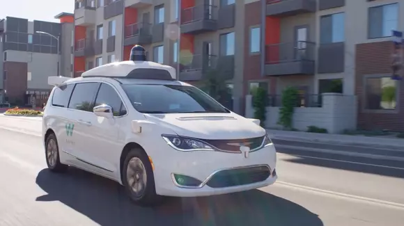 Îngroziți de mașinile autonome, locuitorii acestui oraș le bombardează cu pietre și le scot în afara șoselei