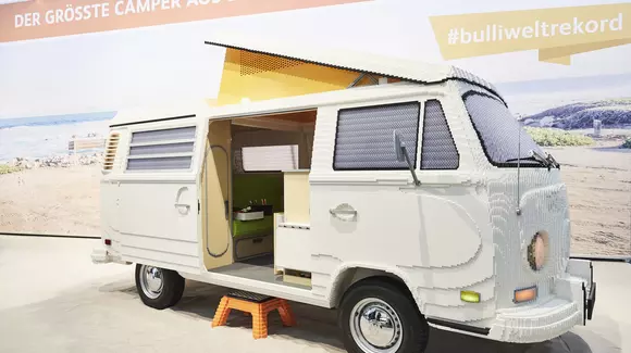 Cum arată clasicul Volkswagen T2 în varianta LEGO, construit din 400.000 de piese