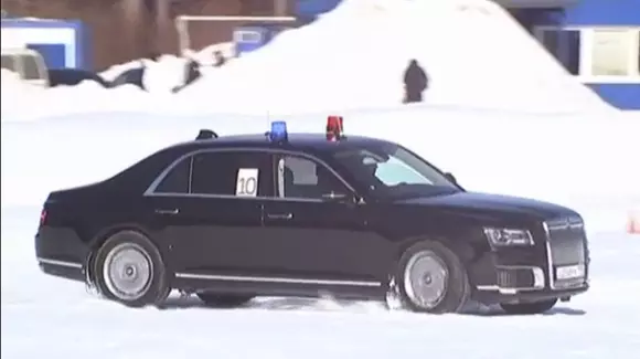 O altfel de cursă: șoferii Serviciului Federal de Securitate din Rusia s-au întrecut în drifturi