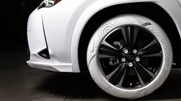 Noul Lexus UX are anvelope albe, marca Nike, inspirate din pantofi sport
