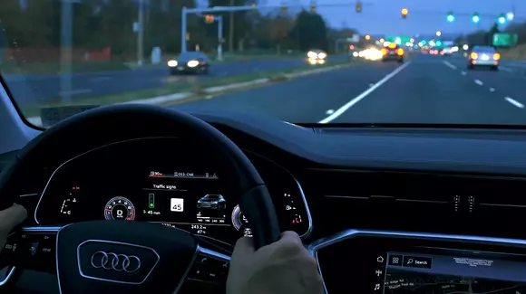 GLOSA, noul sistem Audi, îți spune cu ce viteză să circuli ca să prinzi verde la semafor