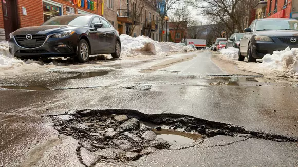 Un șofer român și-a distrus roțile într-o groapă, iar autoritățile chiar îl vor despăgubi