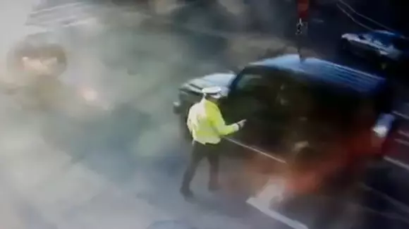 Polițist de la Rutieră, lovit de o mașină în timp ce dirija circulația