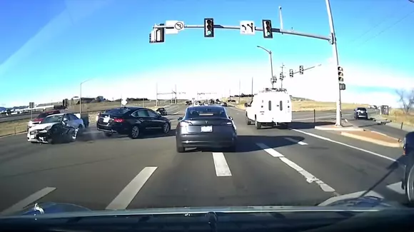 VIDEO: Tesla Model 3 frânează singur și evită un accident grav