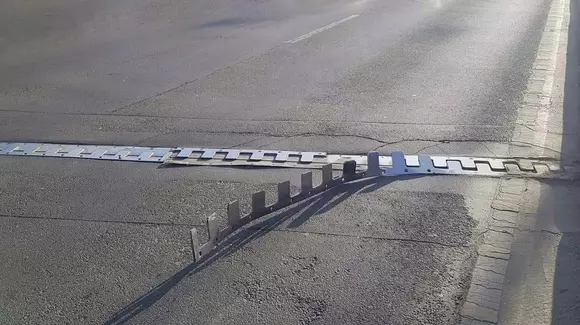 Capcană pentru șoferi, pe Podul Grant: rostul de dilatație s-a transformat într-un „spike strip”