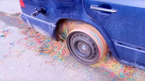 Cum ar circula o mașină cu 25.000 de elastice de cauciuc în locul unei anvelope