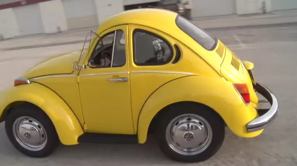 Acest VW Beetle modificat se conduce de pe bancheta din spate