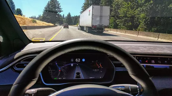 Este sistemul Tesla Autopilot mai sigur decât condusul normal?